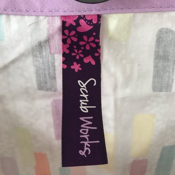 Scrub Works Mock Wrap Scrub Top. - Picture 3 of 4